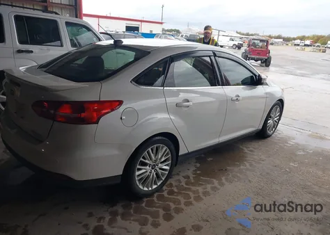 2015 Ford Focus Titanium z USA, uszkodzony, nr VIN 1FADP3J27FL230825